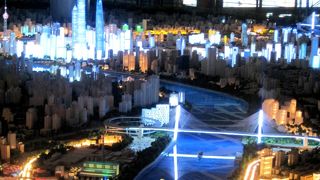 ライトアップされた上海のジオラマは見る価値あり