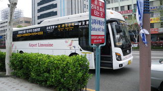 金海国際空港行きのバス停