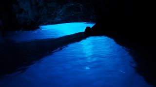 『ＢＩＳＥＶＯ島・青の洞窟』幻想的で素晴らしい♪青い綺麗な世界に感激♪