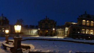 天使達は、絵の下のほうに描かれてるからふくれてたんだ！