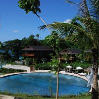 大きくてきれいなプールを囲むように高台に各ヴィラが建ってます