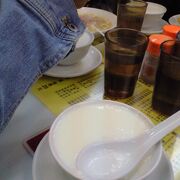 香港の朝の活気を感じることが出来ます。牛乳プリン以外、たとえばサンドイッチも充実しています。