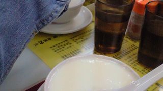 香港の朝の活気を感じることが出来ます。牛乳プリン以外、たとえばサンドイッチも充実しています。