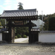 ユニークなデザインの山門を有する寺。
