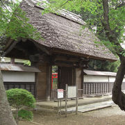 茅葺屋根の山門はちょっと感動ものです。