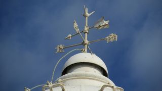 城ヶ島灯台の風見計の文字は「東西南北」という漢字です。