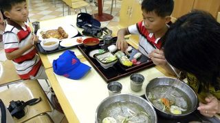 セーブゾーン地下のフードコート