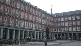 建物に囲まれたマジョール広場