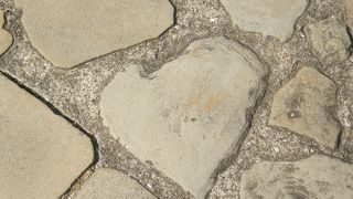 裏から入ると下り坂