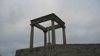 アビラの全景を見る クアトロ・ポステス(4本の柱)