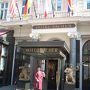 ウィーンの誇るザッハーホテル、フロント横の著名音楽家の写真のパネルが圧巻