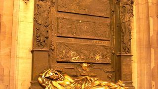 触ると幸せに？？？ (セルクラースの像 - ブラッセル)