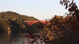 ◎ 青い水、白いさざなみ、緑の岸壁　「恵那峡」