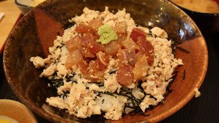 ◎ まぐろのそぼろ丼がバカウマでした　「ほんまち屋」