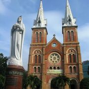 フランスによってつくられた別名サイゴン大教会。