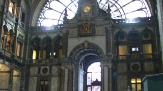 まるで聖堂のような鉄道駅 (アントワープ中央駅) 