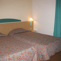 ロビーからは想像がつかない、狭くて質素な客室