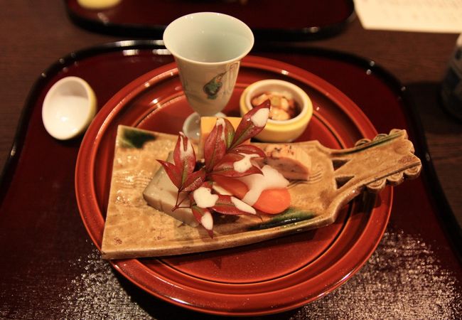 ◎ 東京 南麻布、粋な大人が集う隠れ家 「終夜灯（あかり）」