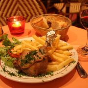 パリのカフェで美味しい鴨のコンフィ（ロースト）