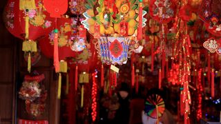 ◎ 春節（旧正月）前の華やかな飾り付け 「チャイナタウン」