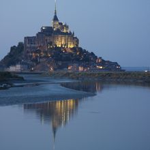 日没後の薄暮にたたずむモン・サン・ミッシェル