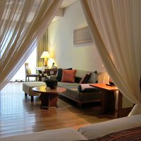 ゆったり過ごせる広い客室