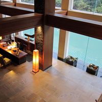 ガラス張りのロビー