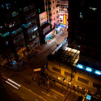 部屋からは上海街の通りが見えます。香港の生活が垣間見える。