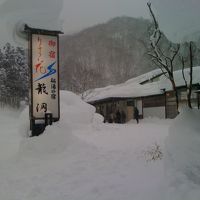 龍洞の看板。雪が深くて道がよく分からない。