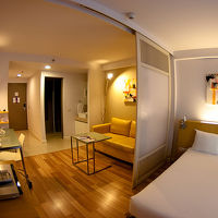 室内、ベッドルームとリビングは吊り戸で仕切ることができます。