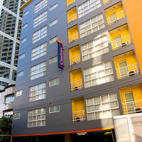 紫色の看板が目印