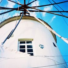 瀬戸内海とマッチした風車