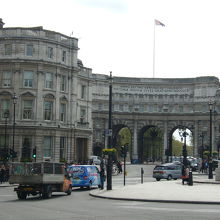 アドミラルティ・アーチをくぐるとバッキンガム宮殿へ続きます