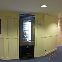 客室の冷蔵庫は空っぽ，自動販売機