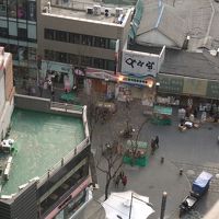 インサドンギル（仁寺洞通り）を見下ろす