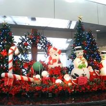 仙台空港に年末飾られたサンタさん達です