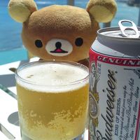 ベランダにはテーブルとイスがあります