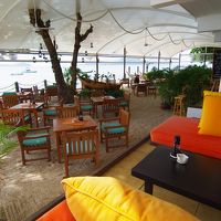 砂浜の上にあるレストランは素足がほんとに気持ちいいです