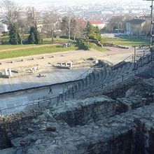 眼下には劇場跡、遥か向こうにリヨンの街々。