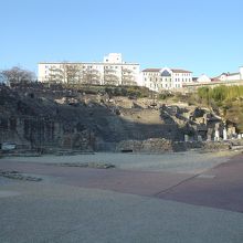 すり鉢の底のステージ側から見上げます。