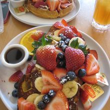 手前がフレンチトースト、奥がワッフルです♪