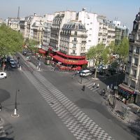 窓からちょっと身を乗り出して撮影。エッフェル塔が見えます。