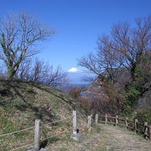 古墳の山の間に見える富士山