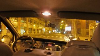 早朝はタクシーはなかなか来てくれなく，シャトルサービスになる