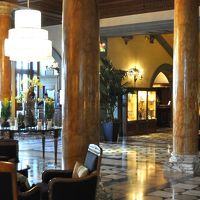 ロビー、とても重厚です。