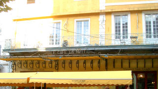 世界遺産のフォロとゴッホゆかりの「夜のカフェテラス」に囲まれた広場