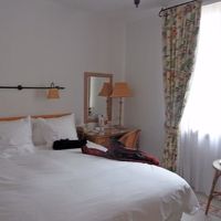 広くはないが天井は高い．ダブルベッド