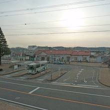 部屋の目の前は矢板駅．まだこのさきで不通になるので閑散