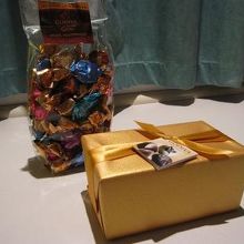 GEMS（写真・奥）は20個以上入って8.4ユーロ