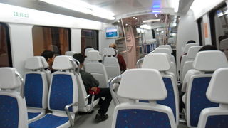 空港から市内への電車開通。